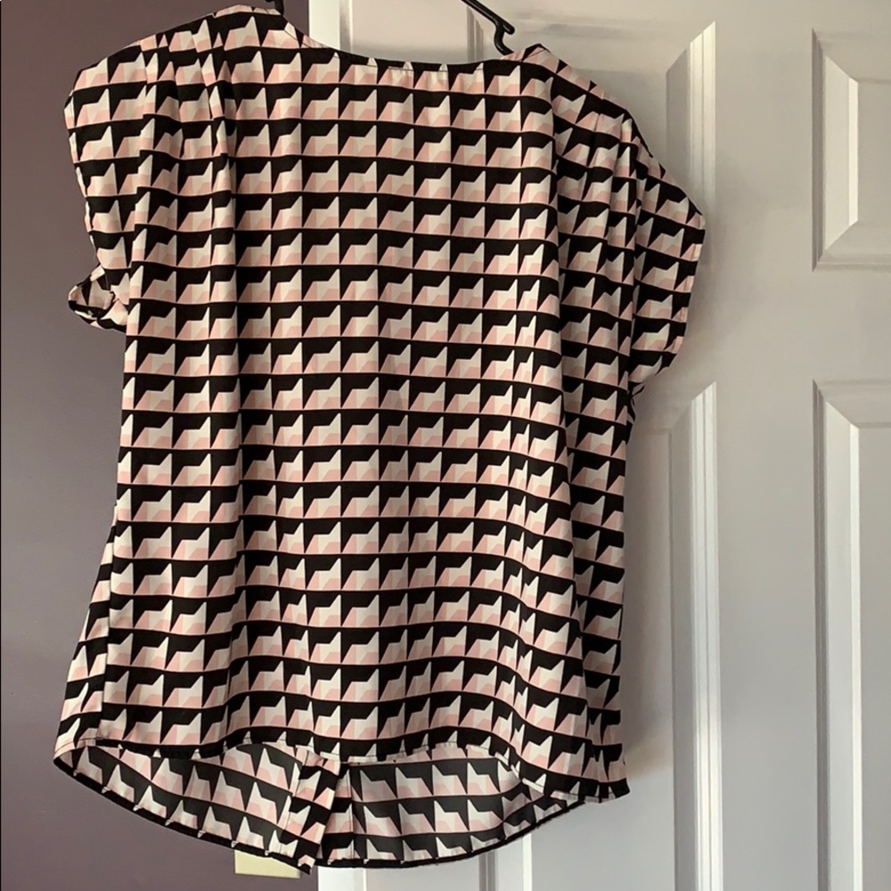 Super cute patterned capped sleeve shirt!!